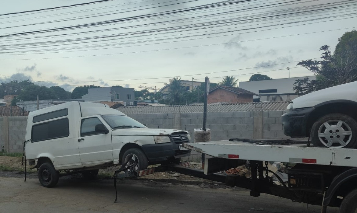 Prefeitura em parceria com Polícia Militar recolhe veículos abandonados nas vias da cidade