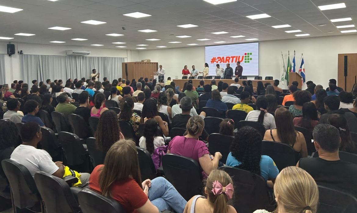 Famílias comparecem para prestigiar cerimônia da aula inaugural dos projetos Rumo ao Sucesso e Partiu IF