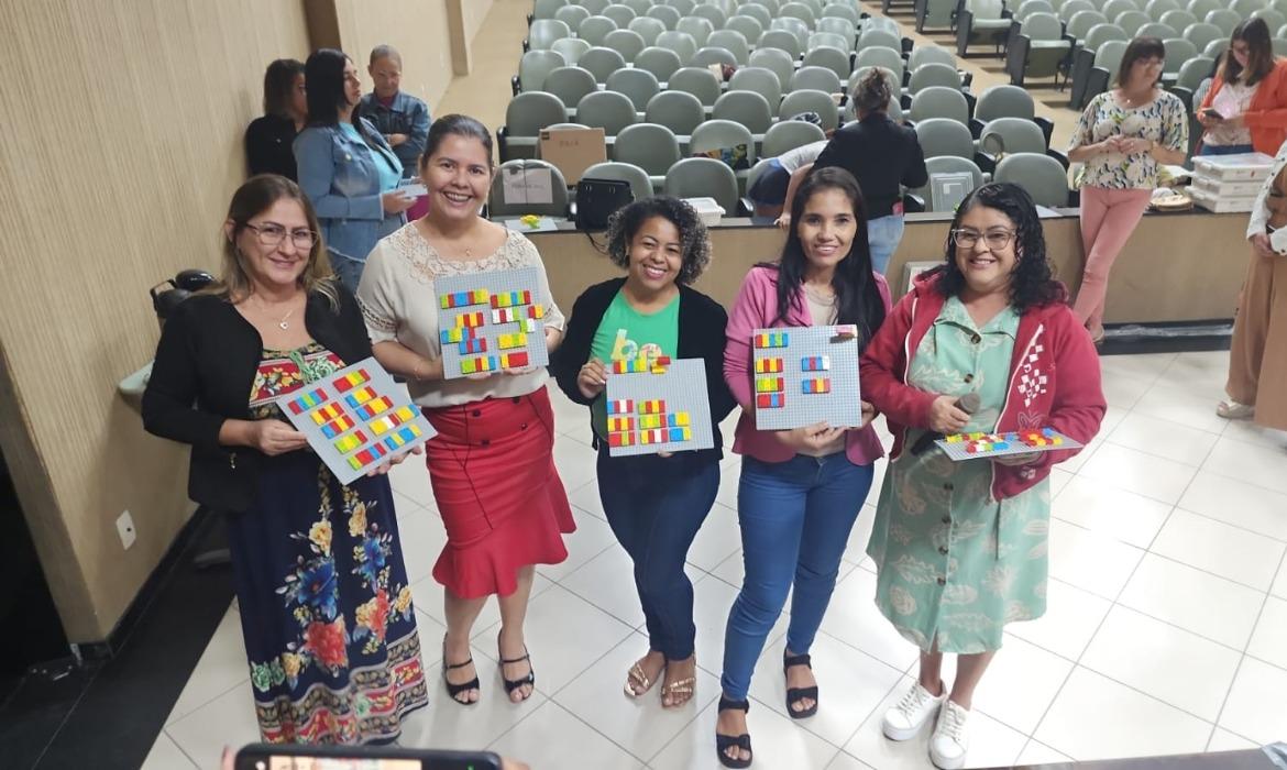 Educadores são capacitados em curso de formação para uso do Lego Braille Bricks