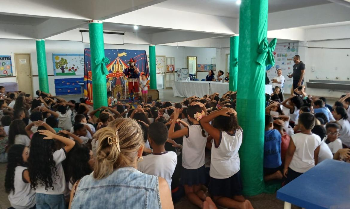Espetáculo educativo “As Fantásticas Histórias Mágicas” leva encantamento e aprendizagem a estudantes da Emef Álvaro Souza na Semana do Meio Ambiente
