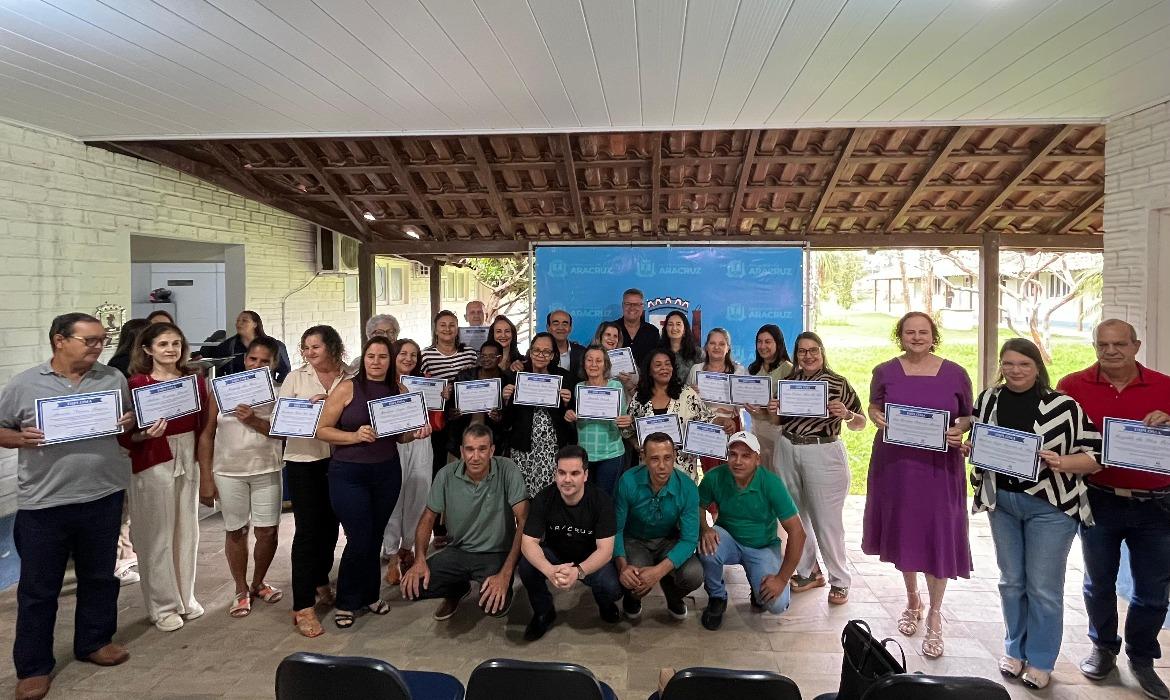 Servidores públicos municipais aposentados são homenageados pela Prefeitura