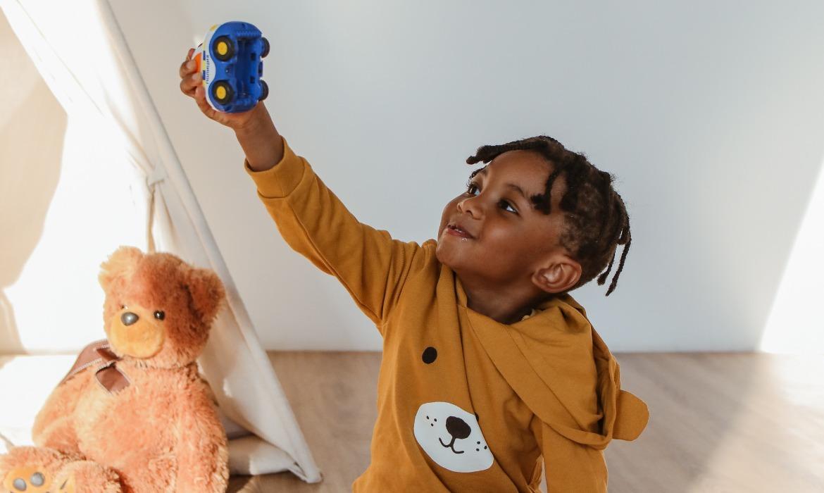 Cinco brincadeiras para você interagir com seu filho durante o recesso escolar