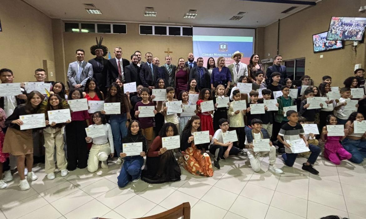 Estudantes da Rede Municipal de Ensino são homenageados em Sessão Solene