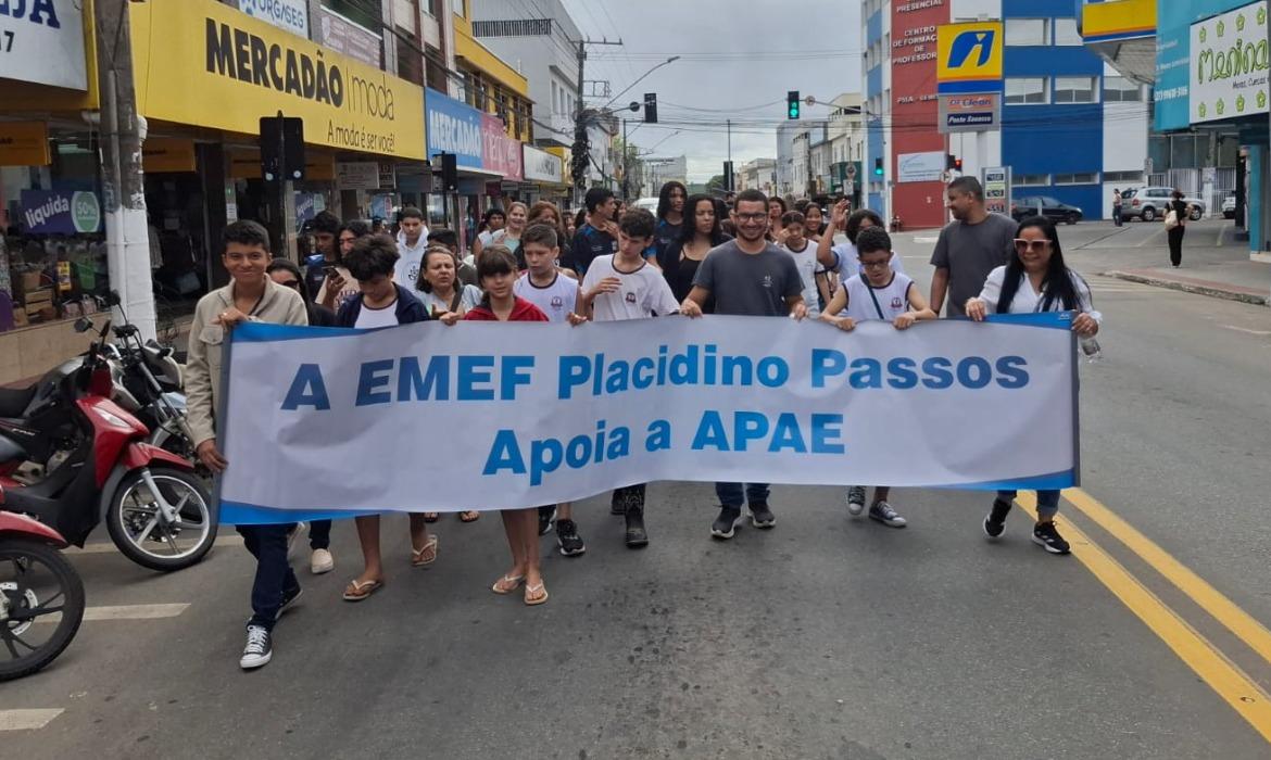Estudantes da Rede Municipal participam de caminhada pela Semana Nacional da Pessoa com Deficiência Intelectual e Múltipla