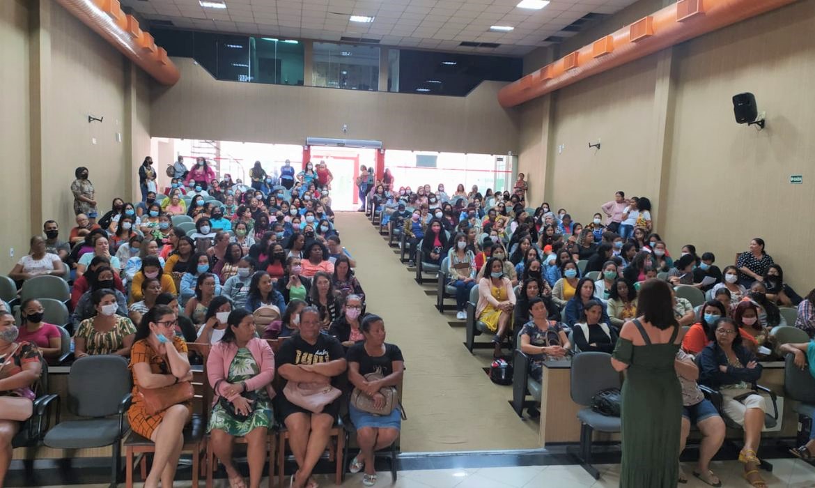 Auxiliares de Serviços Gerais da Educação participam de curso de formação