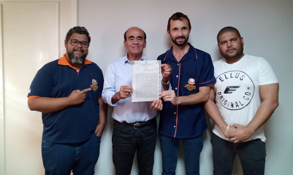 Prefeito assina a primeira escritura dos imóveis do bairro dos Servidores