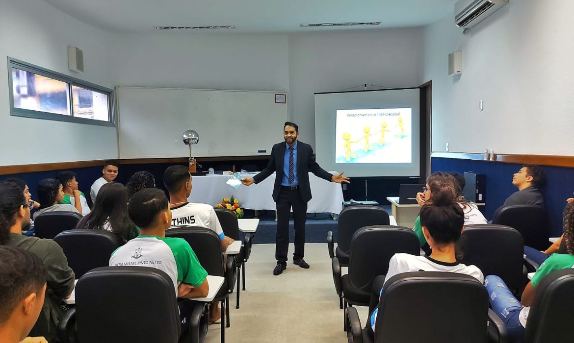 Polo UAB Aracruz recebe alunos da EEEM Misael Pinto Netto para palestra e oficinas com escritor e pesquisador