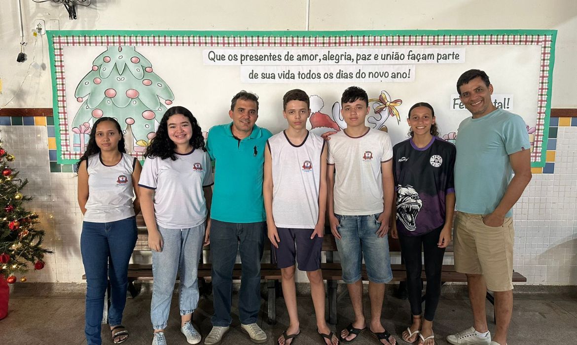 Grupo de estudantes da Rede Municipal  conquista medalha de prata na Maratona Cactus de Matemática