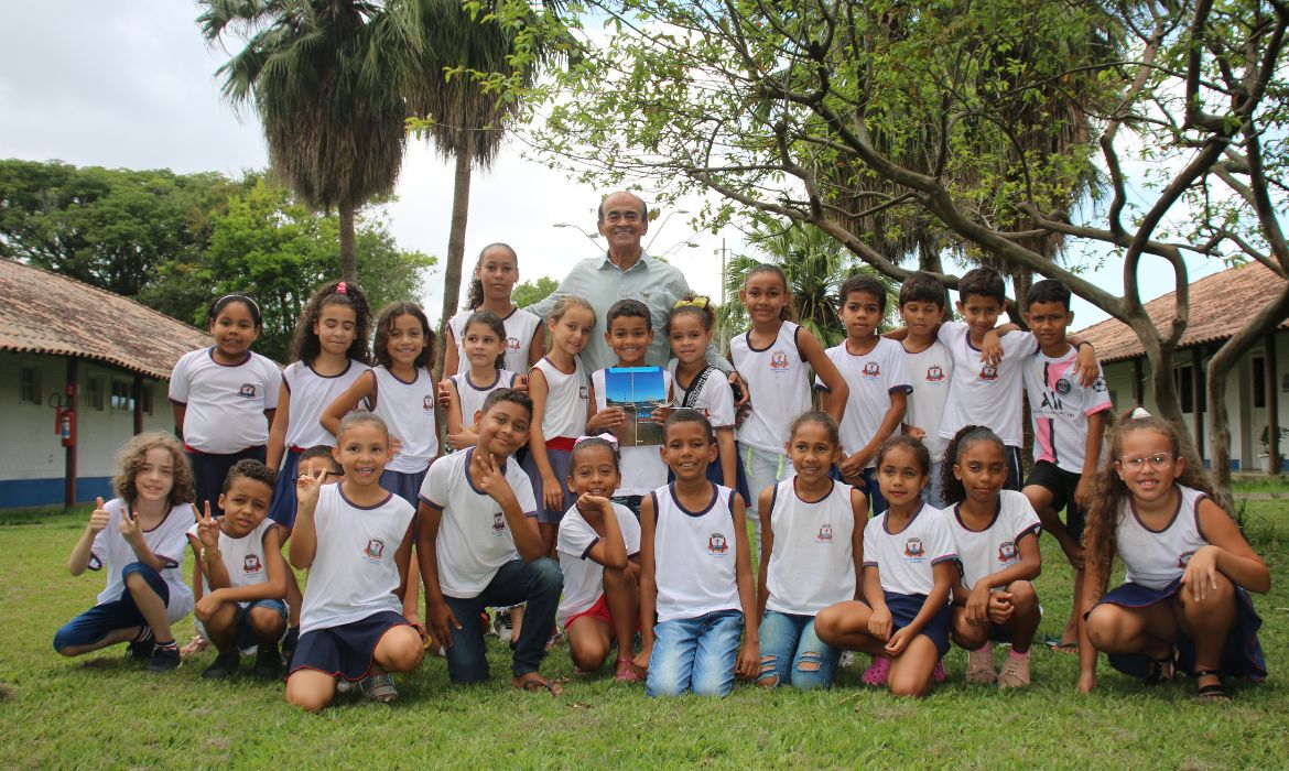 Prefeitura lança a segunda edição do livro “Aracruz Nosso Município - Noções históricas e geográficas”