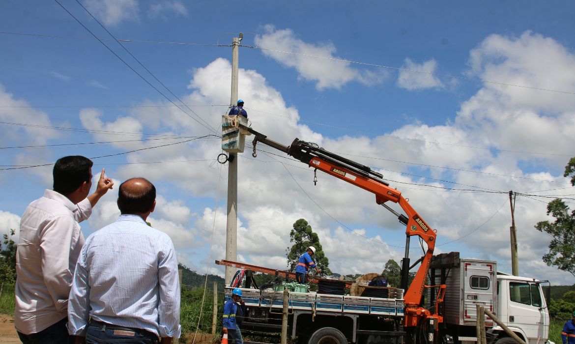 Prefeito acompanha ações de instalação da rede de energia elétrica no bairro Cupido