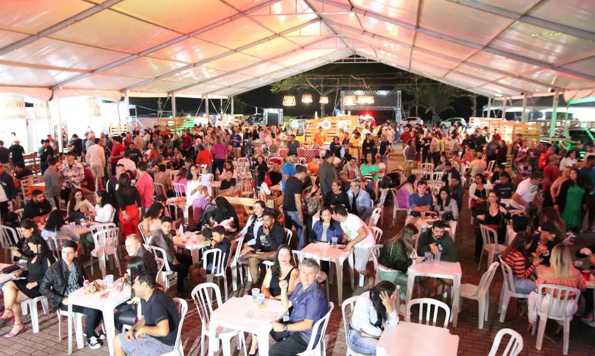 Barra do Sahy recebe milhares de pessoas na primeira noite do Aracruz Sabores