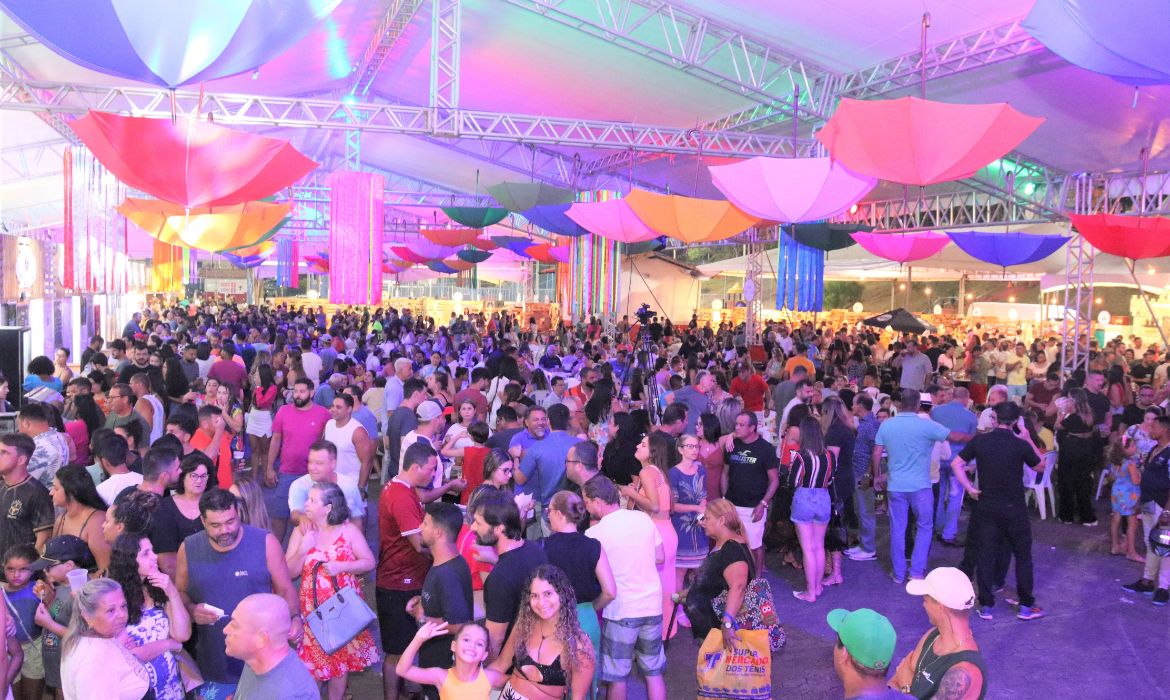 Primeira noite do Aracruz Botecos leva milhares de pessoas a Praça da Paz