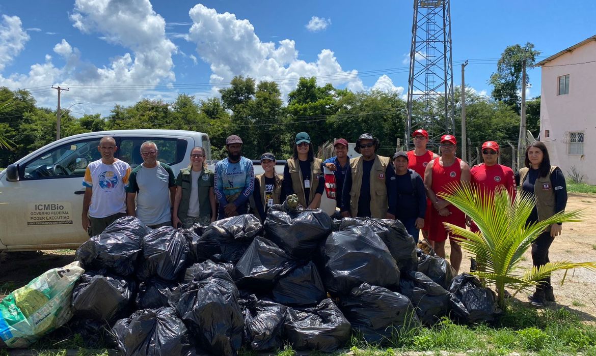 Semam realiza mutirão de limpeza no manguezal da Reserva de Desenvolvimento Sustentável Municipal Piraquê-Açú e Piraquê-Mirim