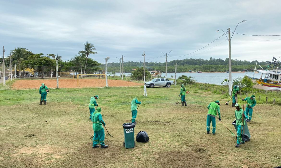 Prefeitura intensifica limpeza no litoral de Aracruz