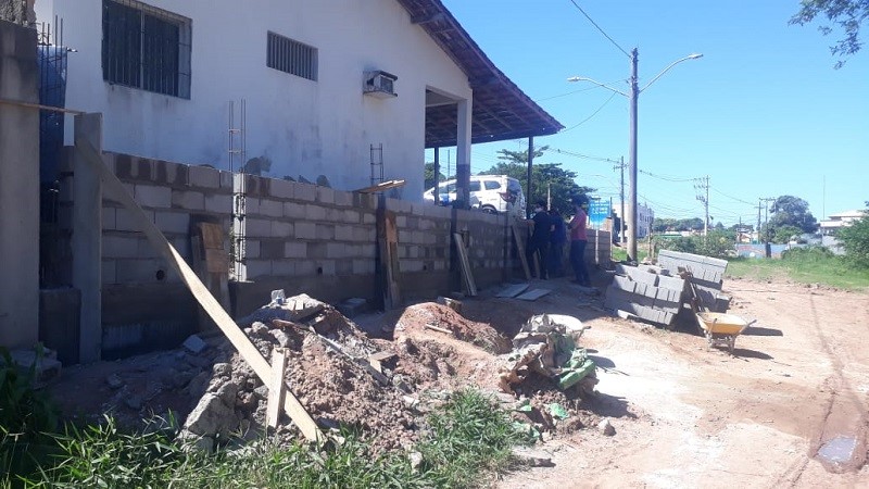 Prefeitura de Aracruz faz manutenção em muro de contenção do DPM da Barra do Sahy