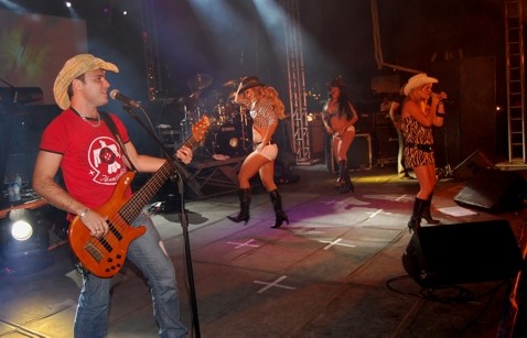 Cerca de 15 mil pessoas assistiram ao show da Banda Dallas Company no primeiro dia da 19ª Expo Aracruz